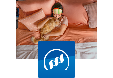 Γάτα ξεκουράζεται με τον ιδιοκτήτη της στο κρεβάτι