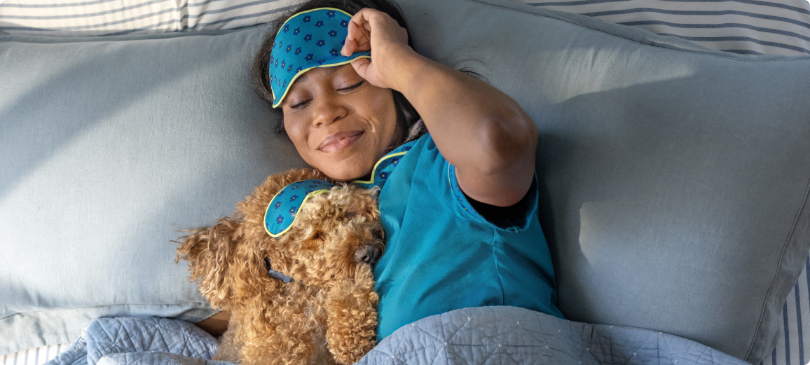 Σκύλος ξεκουράζεται με τον ιδιοκτήτη του πάνω στο κρεβάτι